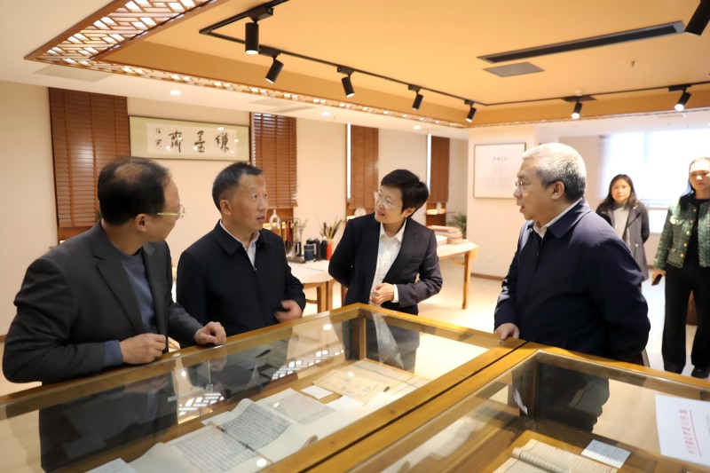 1T2A2905(1).jpg 1T2A2905(1).jpg