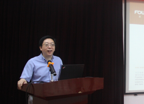 方正阿帕比總工程師黃肖俊正在對(duì)項(xiàng)目的IT構(gòu)架與業(yè)務(wù)功能做詳細(xì)介紹